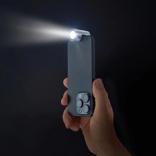 Lampe de poche pour smartphone tenue à la main éclairant un fond sombre