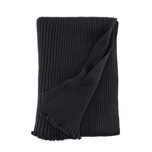Stola plissée noire sur un fond blanc