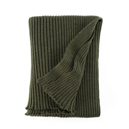 Stola plissée olive sur un fond blanc