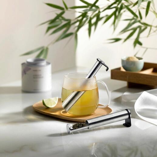 Filtre à thé long aromatique dans une tasse de thé avec du citron vert