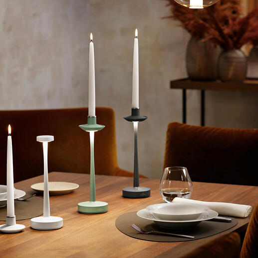 Deux lampes de table sur une table dressée