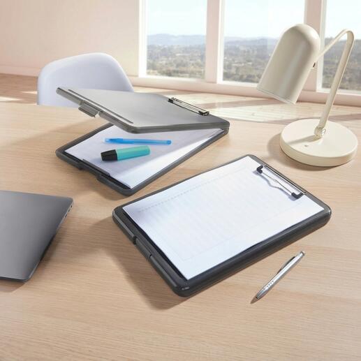 Deux classeurs transparents sur un bureau avec des stylos et un ordinateur portable.