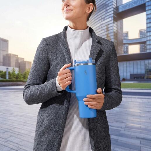 Gobelet thermique XL bleu, tenu par une personne en manteau gris