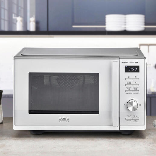 Micro-ondes 3 en 1 sur un plan de travail de cuisine moderne avec des ingrédients.