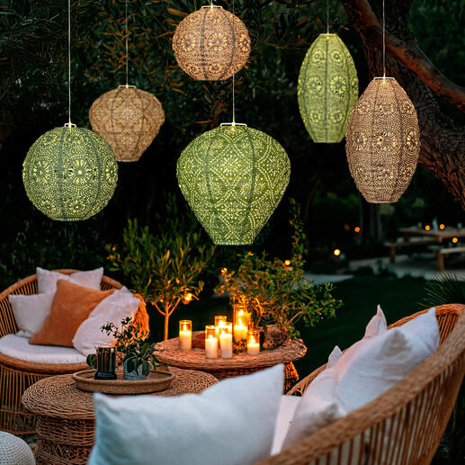 Six lanternes étanches avec panneaux solaires et LED autour d'un salon de jardin.