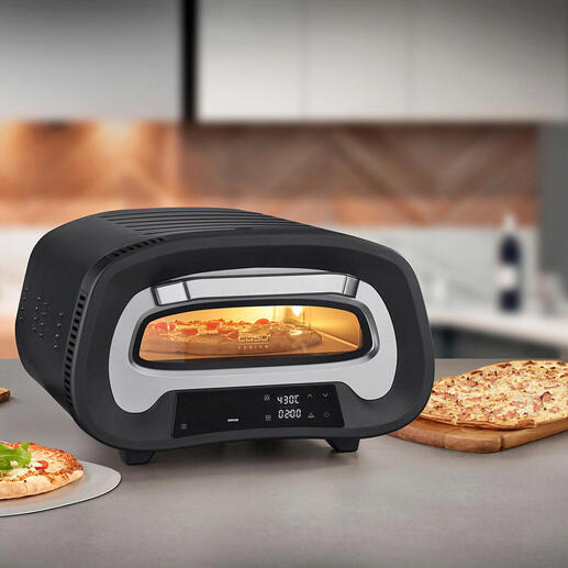 Four à pizza à 430 °C sur un plan de travail, entouré d'ingrédients