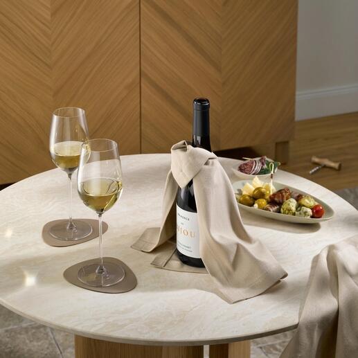 Cape à vin avec une bouteille de vin et deux verres sur une table.