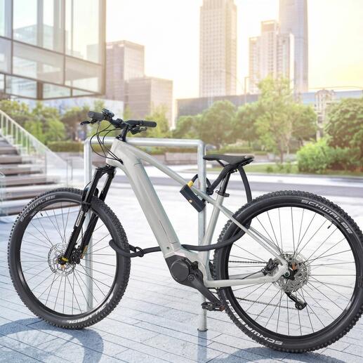 Antivol en U avec câble de sécurité monté sur un vélo.