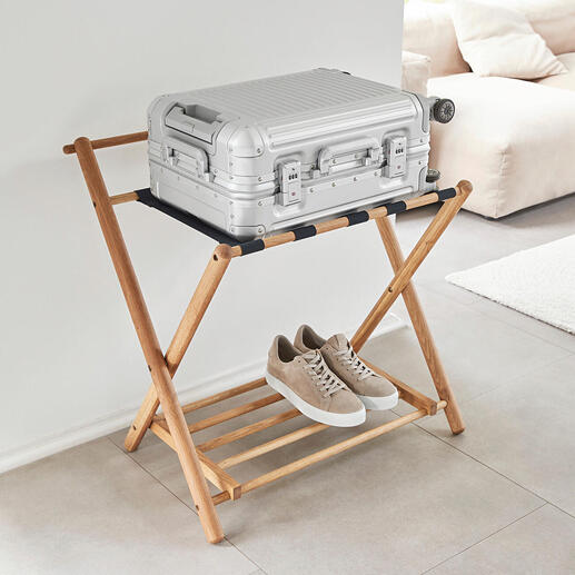 Support de bagages en chêne avec bagages à main et chaussures sur un cadre en bois.