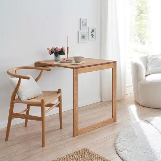Table murale pliable en bois avec café et fleurs sur la surface.