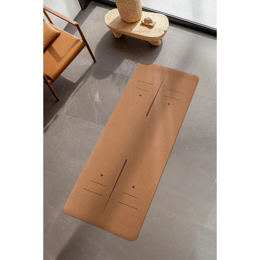 Le tapis de yoga en liège et caoutchouc naturel est disponible séparément. Tapis de yoga posé au sol, avec deux lignes pour le positionnement.