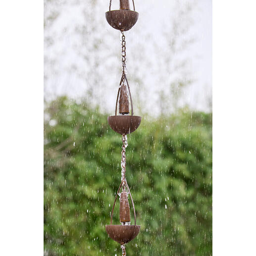 L’eau de pluie s’écoule en douceur le long de la chaîne et ajoute un attrait visuel et acoustique à votre jardin.