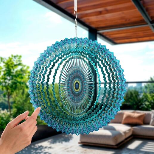 Mobile mandala en bleu-vert, suspendu à l'extérieur.