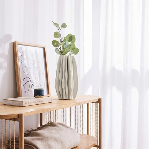 Vase en céramique imprimée en 3D avec plante sur une étagère.