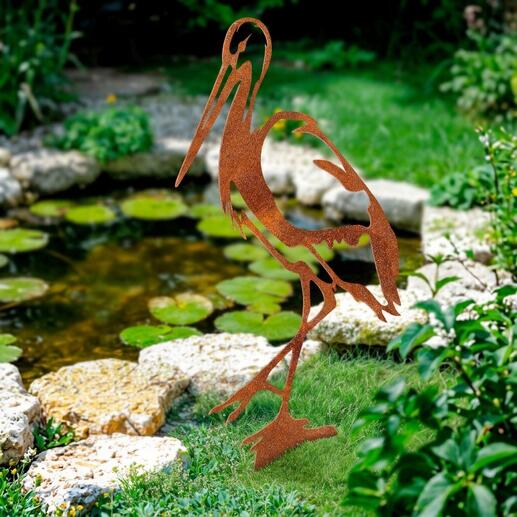 Piquet de jardin en forme de héron de couleur rouillée dans le jardin