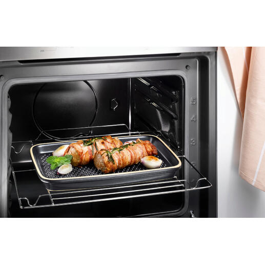 Grâce à des picots en céramique de 3 mm de haut, vos aliments ne baignent pas dans les graisses de cuisson. Viande grillée sur une plaque de cuisson RÖMERTOPF® dans le four