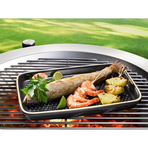 Poisson et crevettes sur une plaque de cuisson à l'extérieur