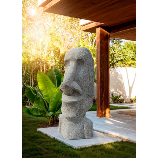 Statue Moai Statue Moai dans le jardin devant un bâtiment moderne
