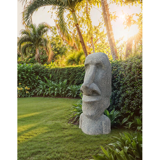 Statue Moai dans un jardin avec des palmiers et de la lumière du soleil