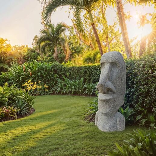 Statue Moai dans un jardin avec des palmiers et de la lumière du soleil