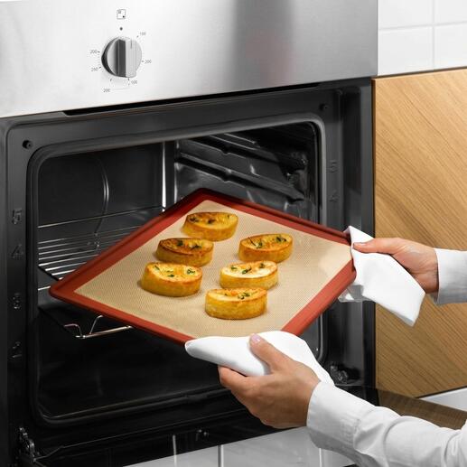 Tapis de cuisson NoStik avec du pain cuit sorti du four