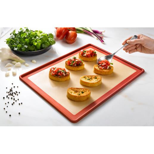 Tapis de cuisson 3-en-1 NoStik® Tapis de cuisson NoStik avec des tartines garnies sur un plan de travail