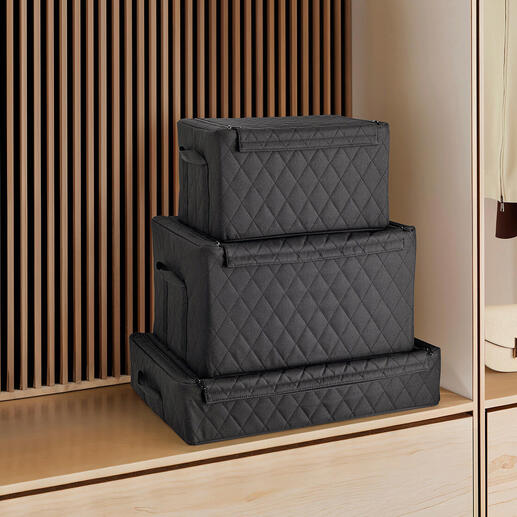 Trois boîtes empilables avec motif en losange noir, placées sur une étagère.
