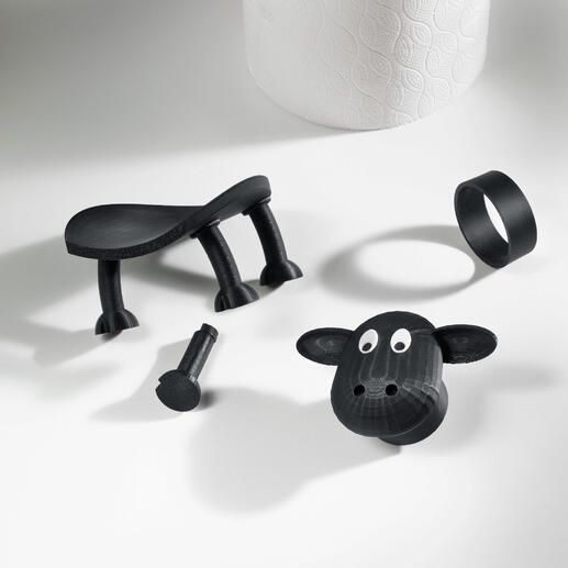 Entièrement fabriqué en Allemagne grâce à l’impression 3D. Pièces séparées d'un porte-rouleau de papier toilette en forme de mouton sur une table.