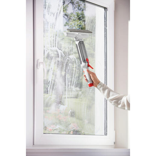 Personne nettoie une fenêtre avec un lave-glace télescopique 3-en-1, solution savonnée sur le verre.