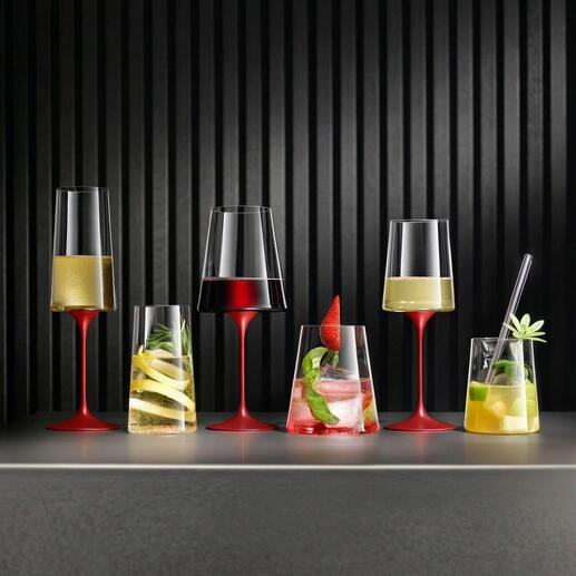 Ensemble de deux verres en cristal avec différentes boissons sur une table.