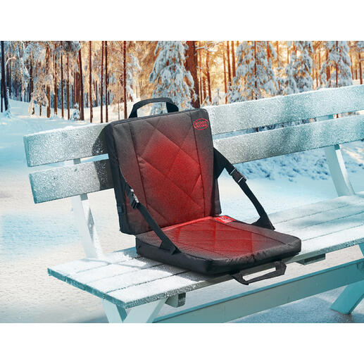 Coussin chauffant sur un banc de parc gelé en hiver.