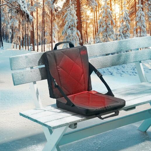 Coussin chauffant sur un banc de parc gelé en hiver.