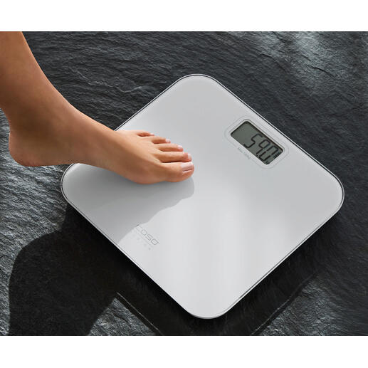 Pieds sur une balance de corps au design sans batterie