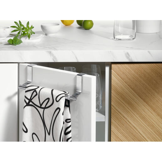 Porte-serviettes extensible avec une serviette sur une porte de cuisine.