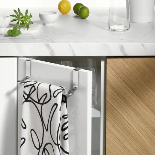 Porte-serviettes extensible avec une serviette sur une porte de cuisine.