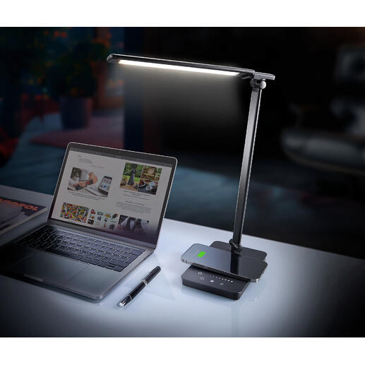 Lampe de bureau LED dynamique sur un bureau à côté d'un ordinateur portable