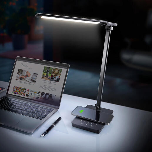 Lampe de bureau LED dynamique sur un bureau à côté d'un ordinateur portable