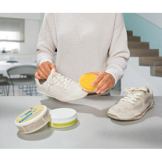 Idéal également pour nettoyer vos baskets blanches. Femme nettoyant des chaussures blanches avec une éponge et un nettoyant universel.