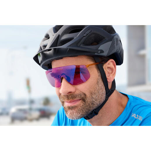 Homme en tenue de sport portant des lunettes de soleil.