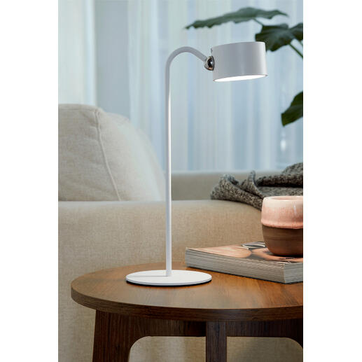 Lampe à LED moderne sur une table, idéale pour l'éclairage du salon.