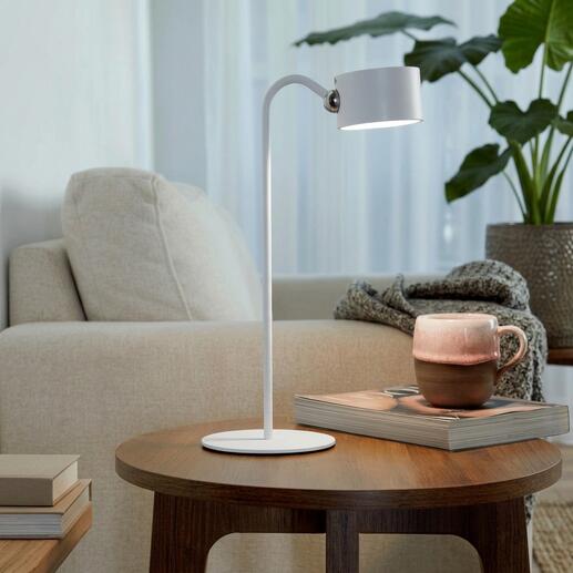 Lampe à LED moderne sur une table, idéale pour l'éclairage du salon.