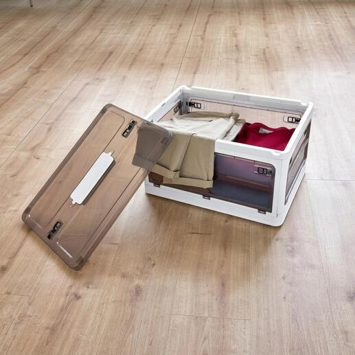 Boîte de rangement ouverte avec des vêtements sur un sol en bois.