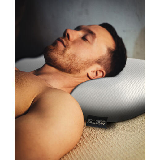 Homme allongé, la tête sur un coussin déclencheur rafraîchissant.