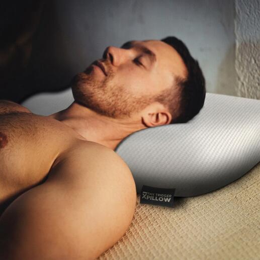 Homme allongé, la tête sur un coussin déclencheur rafraîchissant.