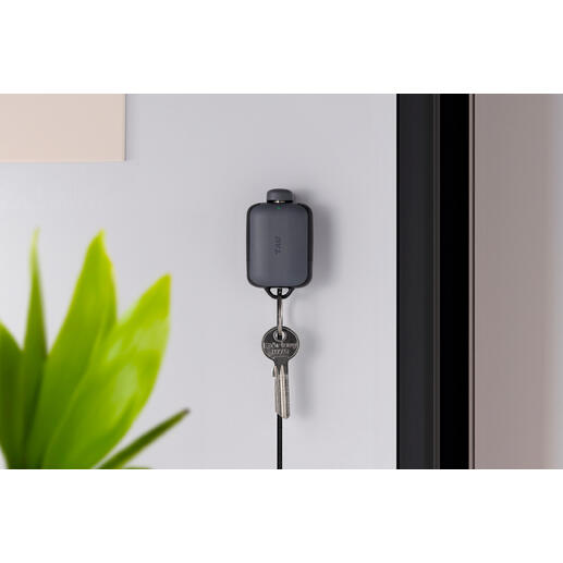 Powerbank 3-en-1 Mini 2.0 accrochée au mur avec une clé.