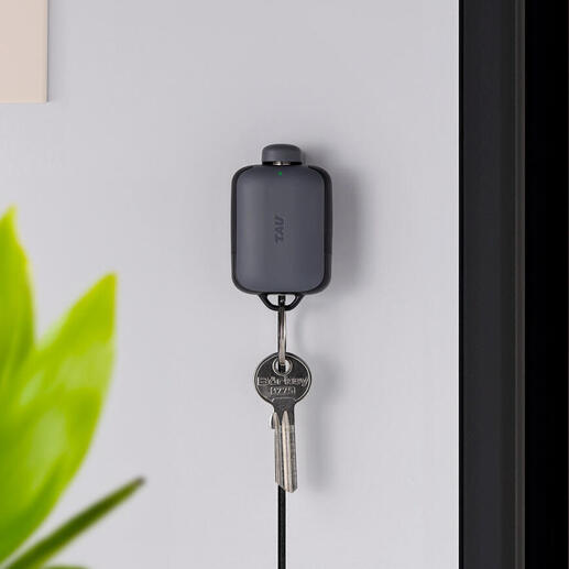 Powerbank 3-en-1 Mini 2.0 accrochée au mur avec une clé.