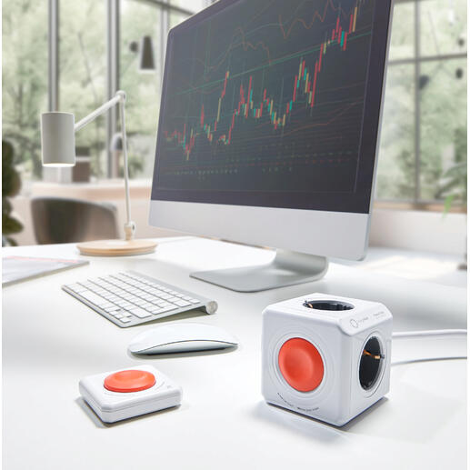 Ensemble PowerCube Remote sur un bureau avec un ordinateur et des accessoires.