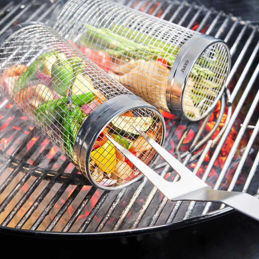 Panier à griller en métal avec des légumes, sur le gril avec des charbons ardents.