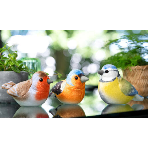 Trois figurines d'oiseaux décoratifs aux couleurs naturelles.