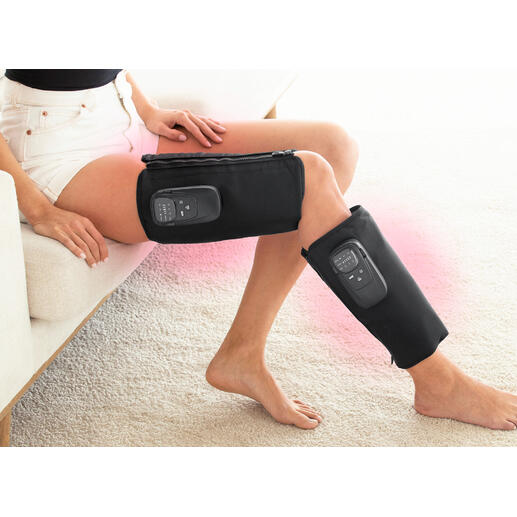 Femme avec un appareil de massage par compression sur les jambes assise.